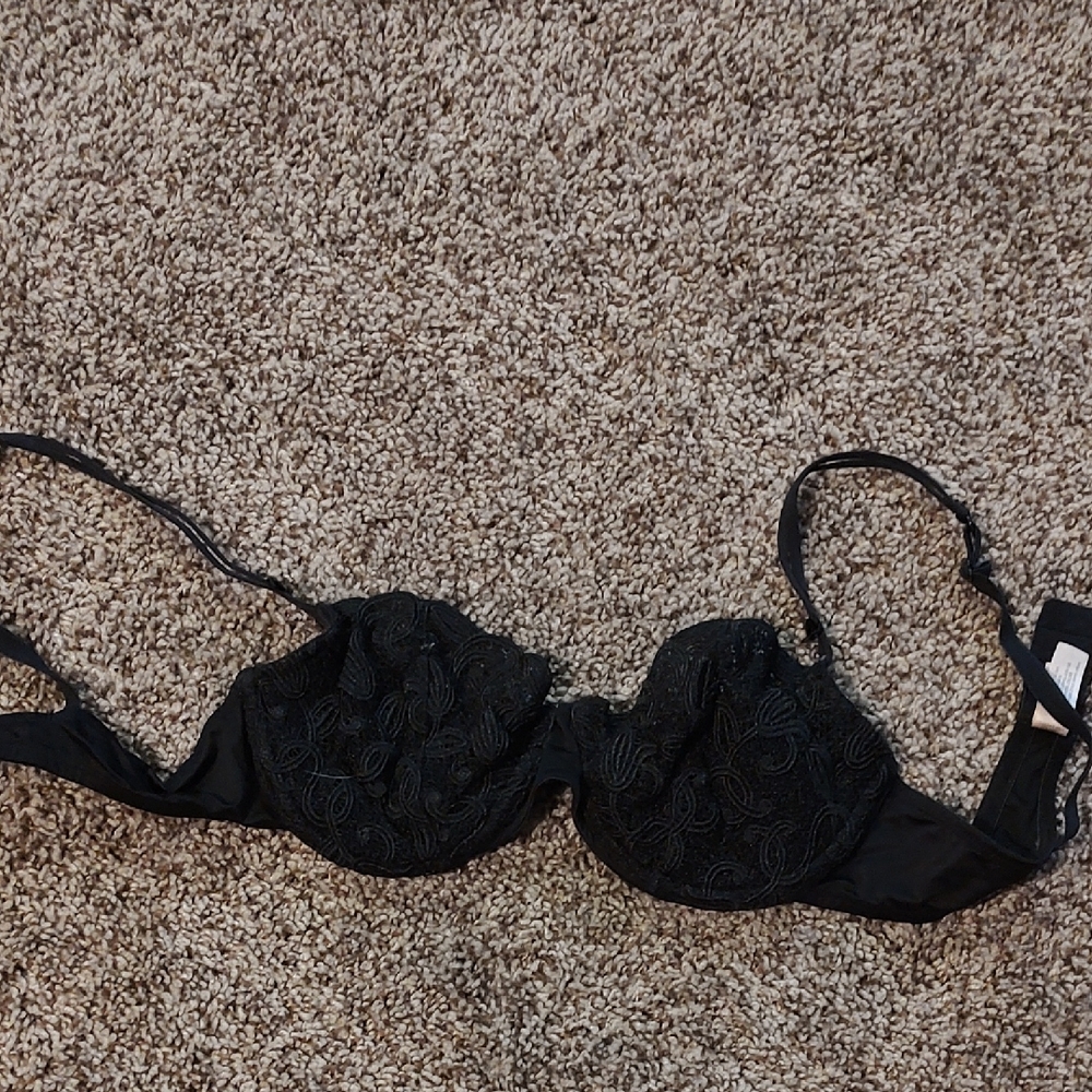 Vintage Victoria's Secret Padded Black Lace Embroidered Bra 34C